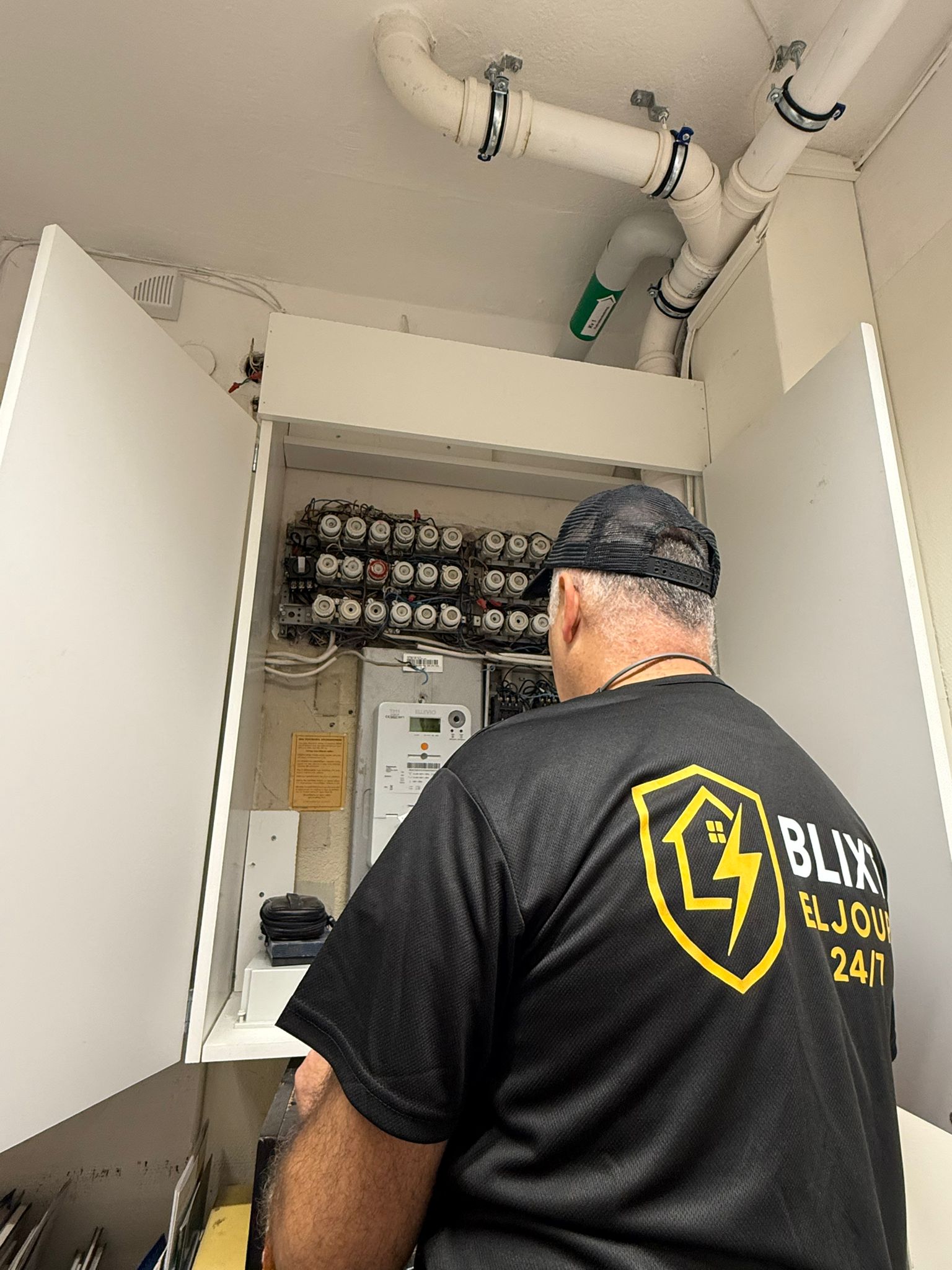 Felsökningsarbete - Blixteljour247, Blixteljour, Blixt eljour, elektriker Stockholm